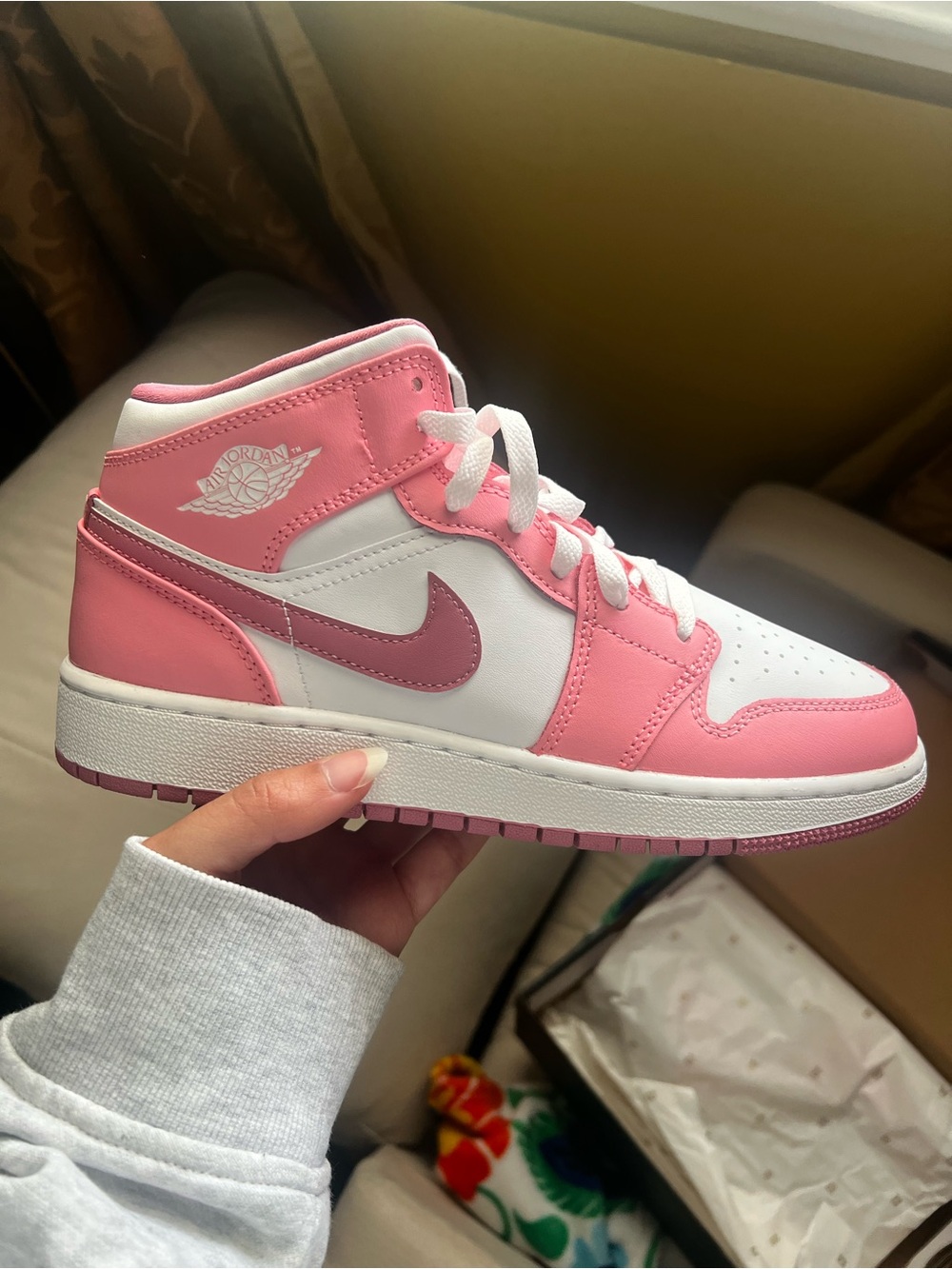 Air Jordan 1 Mid Coral Chalk/ Desert Berry-White - Picture 7 of 10